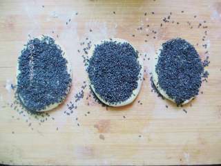 7、十味 芝麻酱烧饼,在饼的一面刷少许清水,放在熟芝麻里轻轻按压一下,使饼上粘满芝麻;家里没有白芝麻我才用的黑芝麻