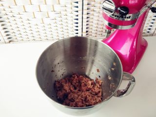 7、烧麦灌香肠土豆丝饼套餐,另一部分加油、盐、生抽、料酒、香菇丁、十三香、少许水朝一个方向搅打上劲，备用