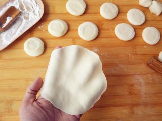 8、烧麦灌香肠土豆丝饼套餐,将饧过的面团揉长条，切成大小相当的剂子，擀成中间稍厚，四周尽量薄的薄片