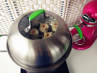 11、烧麦灌香肠土豆丝饼套餐,将包好的烧麦放入笼屉中，冷水入锅，水沸后大火蒸15-20分钟左右即可