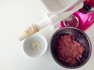 12、烧麦灌香肠土豆丝饼套餐,在蒸烧麦的同时，灌香肠。在KitchenAid的研磨绞肉器上直接组装好灌香肠配件，将用盐水泡好的湿润的猪肠衣，全部套在灌肠接口上