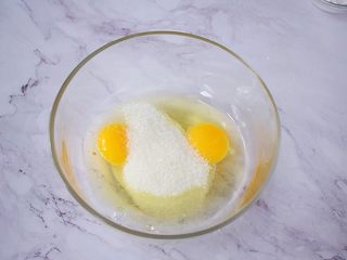 2、万圣节甜甜圈蜘蛛蛋糕,鸡蛋打入盆中，加入白糖