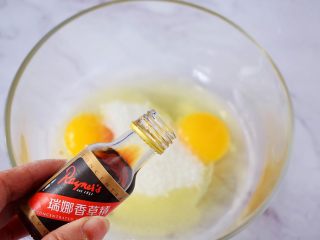 3、万圣节甜甜圈蜘蛛蛋糕,加入香草精，搅拌至白糖融化