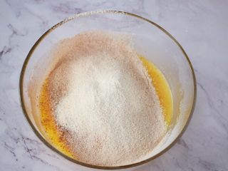 4、万圣节甜甜圈蜘蛛蛋糕,把低筋面粉、可可粉、泡打粉、盐混合筛入，拌匀