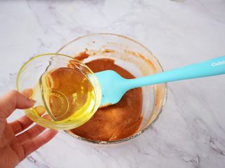 5、万圣节甜甜圈蜘蛛蛋糕,加入玉米油，拌匀