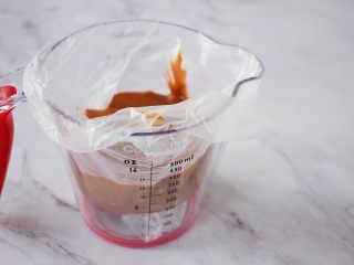 6、万圣节甜甜圈蜘蛛蛋糕,装入裱花袋中