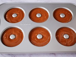 7、万圣节甜甜圈蜘蛛蛋糕,再挤入模具，8-9分满