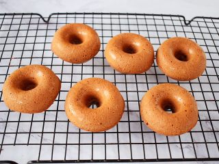 9、万圣节甜甜圈蜘蛛蛋糕,烤好趁热脱模晾凉备用