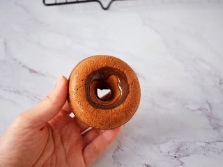 11、万圣节甜甜圈蜘蛛蛋糕,再在甜甜圈表面挤一圈巧克力