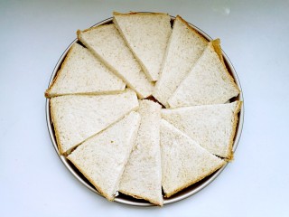 3、吐司披萨,长短交叉着摆入9寸的披萨盘中。