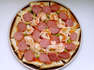 8、吐司披萨,摆上切片的肠，以及提前断生的虾仁。