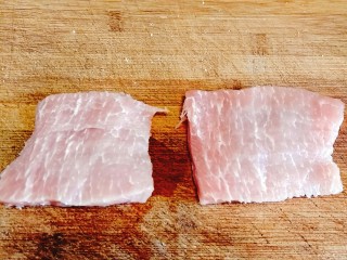 2、日式炸猪排,从中间分开，大约5㎜厚
