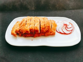 16、日式炸猪排,切条装盘，装饰一朵花！