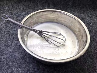 2、脆皮炸鲜奶,将牛奶，白糖，玉米淀粉、炼乳倒入干净容器中用打蛋器搅拌均匀。