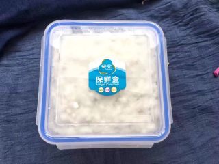 6、脆皮炸鲜奶,保鲜盒内抹上一层油，把奶糊倒入保鲜盒中，冰冻1小时取出。