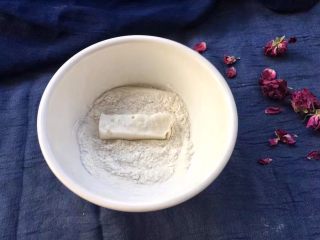 8、脆皮炸鲜奶,奶条依次先裹上一层面粉。