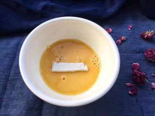 9、脆皮炸鲜奶,再裹上一层蛋液。