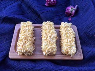 11、脆皮炸鲜奶,裹好的奶条放好待用。