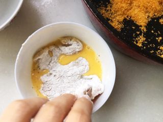 11、几乎无油的“炸”猪排,然后扔进蛋液里去再洗个蛋液澡哟！