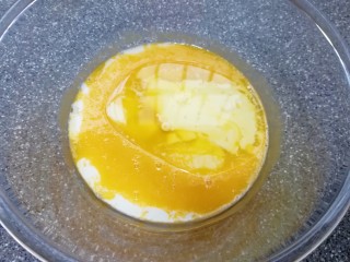 4、原味戚风蛋糕(6寸), 加入牛奶和玉米油，搅打至蛋黄、牛奶和玉米油完全融合。