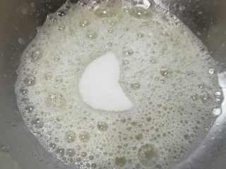 8、原味戚风蛋糕(6寸),加入三分之一的细砂糖。