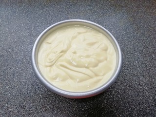 15、原味戚风蛋糕(6寸),将混合好的蛋糕糊从模具的中间开始倒入模具里面，从高处垂直摔几下震出大气泡。