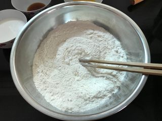 1、奶香石头小面包,混合粉类。