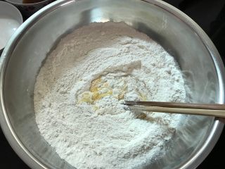 2、奶香石头小面包,加入蛋液搅匀。