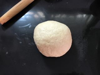 4、奶香石头小面包,揉成软硬合适的面团。