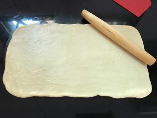 9、奶香石头小面包,分别擀成长方形的面片。