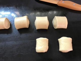 12、奶香石头小面包,把卷好的面条切小段。