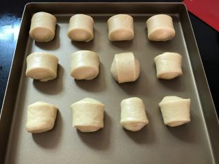 13、奶香石头小面包,底边朝下放入烤盘。放温暖处进行发酵。