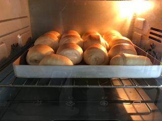 14、奶香石头小面包,发酵结束后放入预热好的烤箱，上下火，中层，180度，20分钟左右。