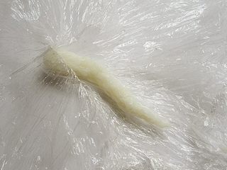 3、章鱼和宝宝出游记,用同样的方法搓成条,做章鱼的足