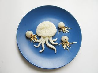 9、章鱼和宝宝出游记,将荔枝摆在盘子合适位置,吐司条摆成触足