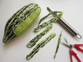 10、章鱼和宝宝出游记,甜瓜削皮,并用剪刀剪成水草状