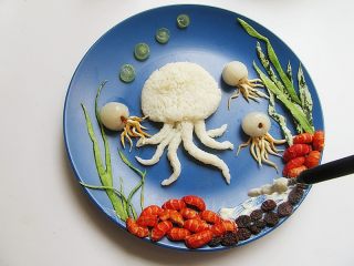 13、章鱼和宝宝出游记,青提子做水泡泡摆好,并用丘比沙拉酱涂在盘子上,葡萄干蘸在上面做水底,这样葡萄干可以固定不会移动