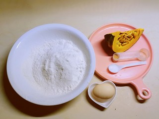 1、炸油饼,食材准备好