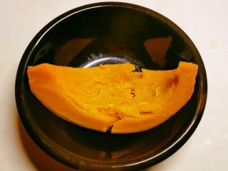 2、炸油饼,南瓜去皮 去瓤放入蒸锅蒸熟