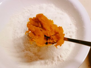 3、炸油饼,蒸熟的南瓜放入面粉里