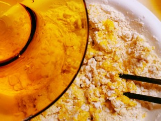 6、炸油饼,倒入温水 和面