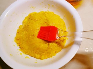 7、炸油饼,面团偏软  刷一层油  