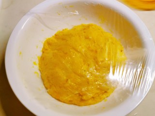 8、炸油饼,盖上保鲜膜 放入冰箱冷藏 低温发酵