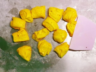 10、炸油饼,分成小剂子