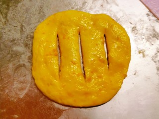 12、炸油饼,按扁 划3刀