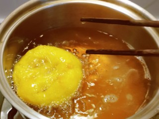 13、炸油饼,炸锅放入食用油 加热6成热 放入油饼胚