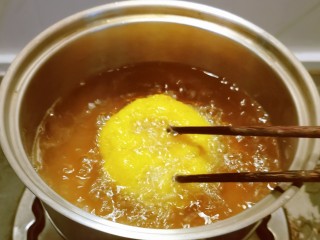 14、炸油饼,用筷子轻轻敲打 炸制  