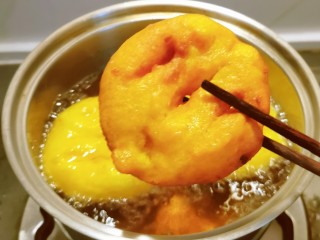 15、炸油饼,一面炸好 翻另一面 两面金黄色捞出