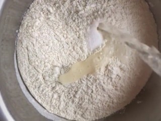 1、韭菜鸡蛋饼,面粉中加入少许的盐，加入了开水