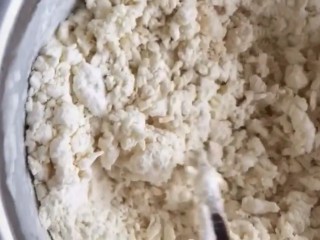 2、韭菜鸡蛋饼,搅拌成棉絮状